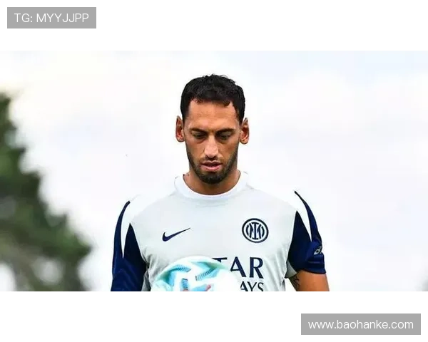 土耳其恰尔汗奥卢中场 土耳其恰尔汗奥卢中场