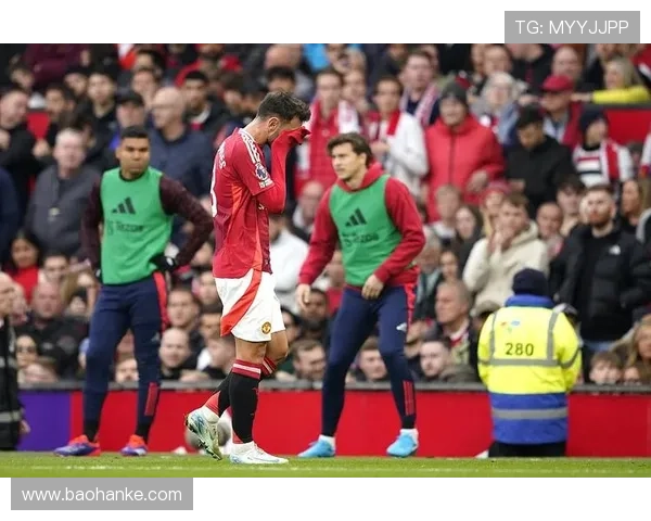 控球率虚高，曼联中场一碰就乱，问题藏不住了