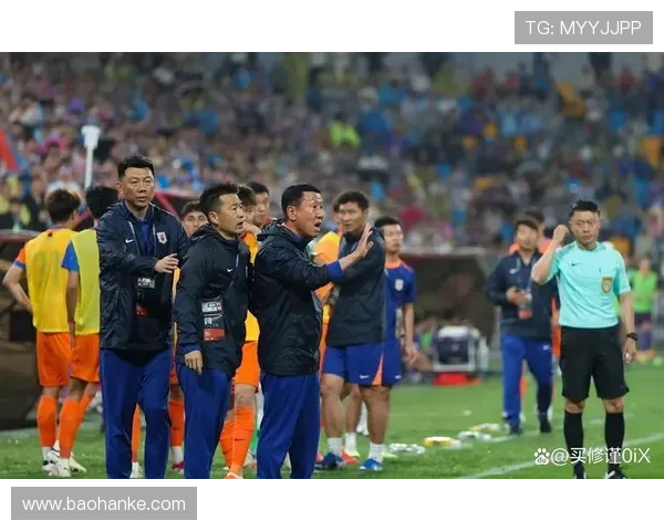 内忧外患!山东泰山争冠危机暴露,主帅战术分歧与阵容老化引发球迷热议 内忧外患!山东泰山争冠危机暴露,主帅战术分歧与阵容老化引发球迷热议